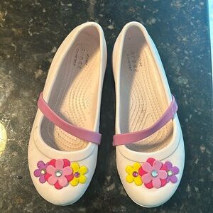 Super cute girls size 3 crocs (Mary Jane style)